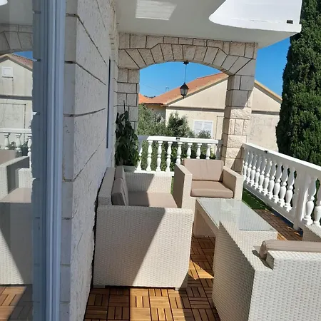 Infiniti Sunrise Apartment